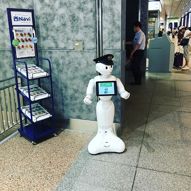 金沢弁喋っとる。彼の前に立った瞬間、これが本当の意味で実用化されるのはまだまだ後やなと直感しました。目が会う程度じゃ人工知能とは言えんしなー。